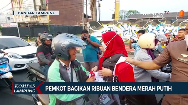 Menyambut Hari Kemerdekaan, Pemerintah Kota Bagikan Ribuan Bendera Merah Putih ke Warga