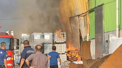 Geri dönüşüm fabrikasındaki yangın çevreye sıçradı