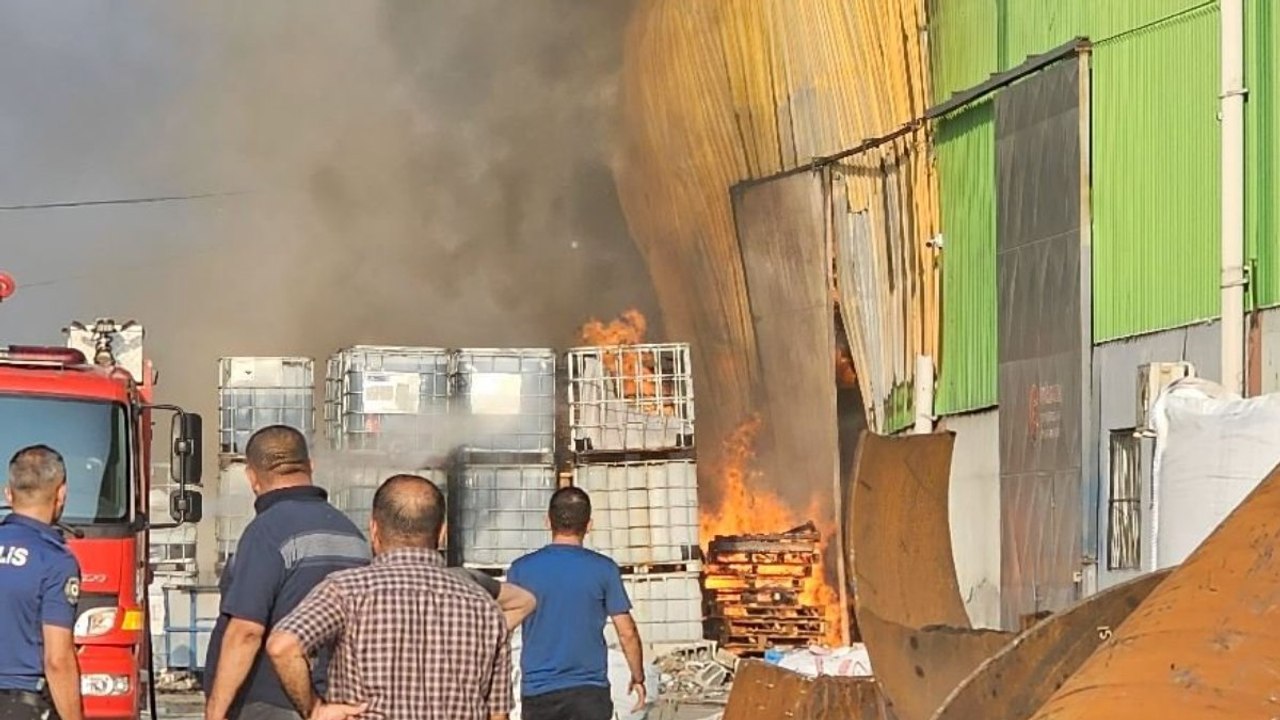 Geri dönüşüm fabrikasındaki yangın çevreye sıçradı