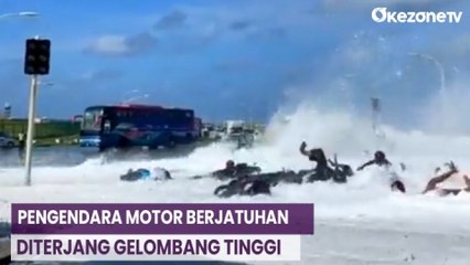 Detik-Detik Pengendara Motor Berjatuhan Diterjang Gelombang Tinggi di Maldives