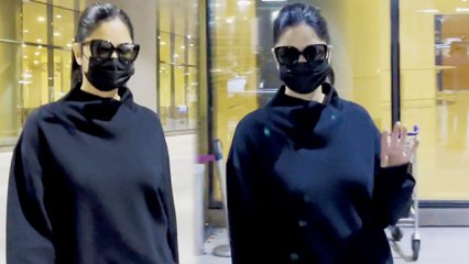 Télécharger la video: Katrina Kaif Ditches Glamour, Opts For All-Black Casual Look