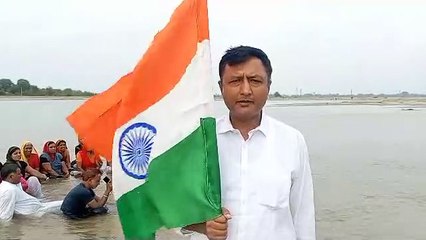 प्रदेश के इस शहर में तिरंगा के साथ ली अर्ध जलसमाधि, मच गया हडकंप