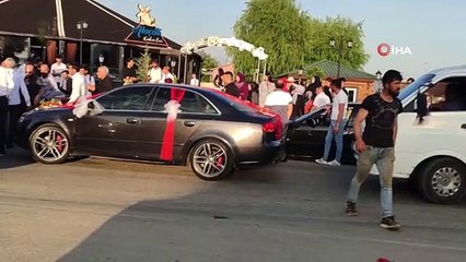 Le garçon qui voulait obtenir un pourboire était sous la voiture de la mariée