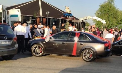 Gelin arabasının altında kaldı