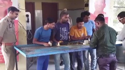 महराजगंज: जेल के अंधेरे से रोशन हो रहीं राते, एलईडी बल्ब बनाने का हुनर सीख रहे बंदी