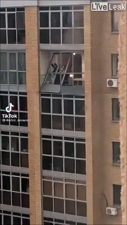 Le conducteur en bas de l'immeuble va avoir beaucoup de chance