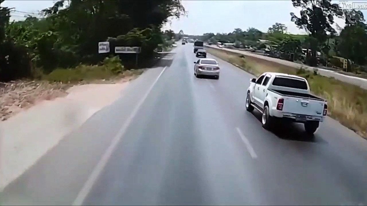 Le pneu de cette camionnette explose en pleine route