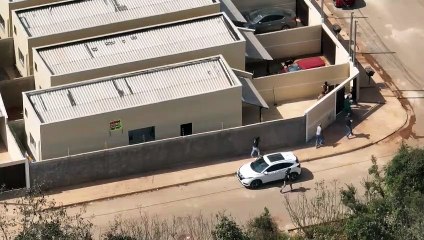 Suspeito tenta se desvencilhar de aparelho celular durante operação