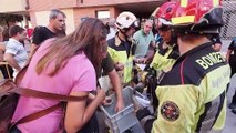 Los vecinos del edificio explotado en la calle Goya de Valladolid reciben sus enseres con la ayuda de policía y bomberos
