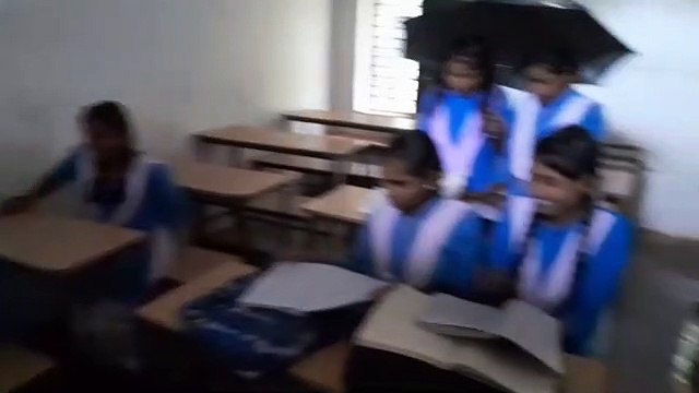 Video Story: मध्यप्रदेश में शिक्षा का ये कैसा विकास, यहां क्लासरूम में छाता लगाकर पढ़ते हैं छात्र, देखें वीडियो