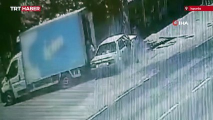 Otomobilin altında kalmaktan saniyelerle kurtuldu: O anlar kamerada