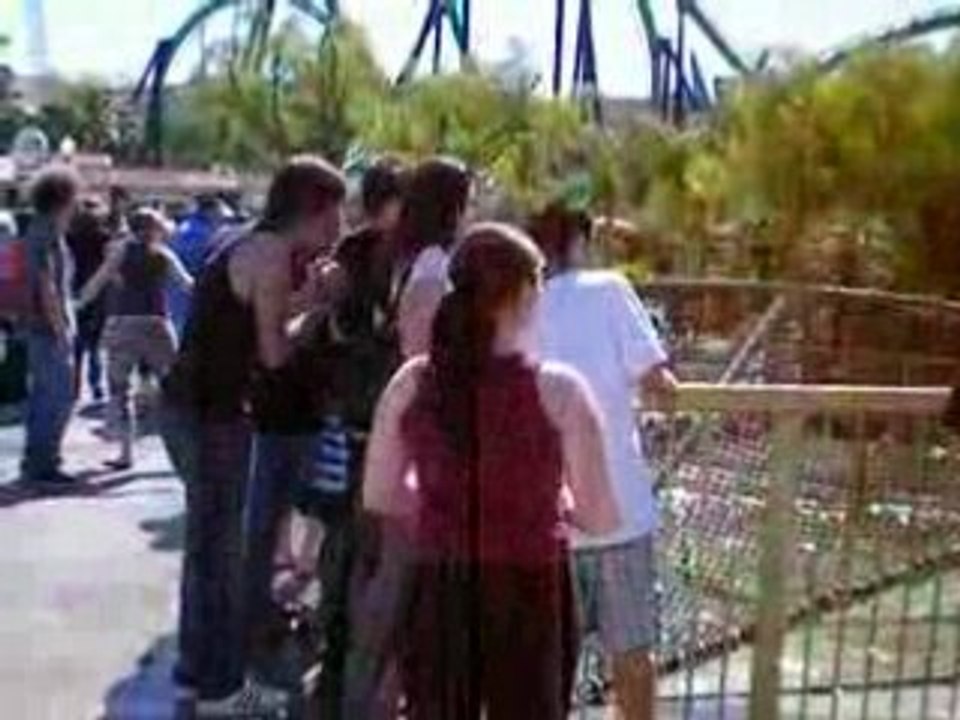 Six_flags_tsunami