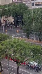 Rescate extremo de un hombre subido a un edificio de Sants Estació en Barcelona