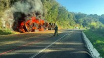 Trânsito na BR-277 flui no pare e siga por conta de incêndio em caminhão em Laranjeiras