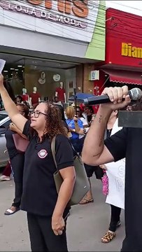 Servidores municipais com Caixão em protesto pelas ruas de Alagoinhas