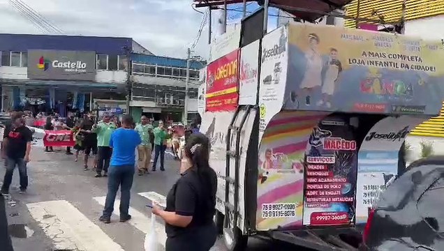 Servidores municipais com Caixão em protesto pelas ruas de Alagoinhas