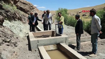 Eau de ruisseau gaspillée livrée aux terres agricoles de Van Gürpınar