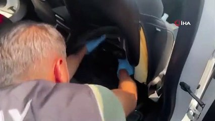 502 grammes de méthamphétamine trouvés dans la cachette derrière le siège passager de la voiture