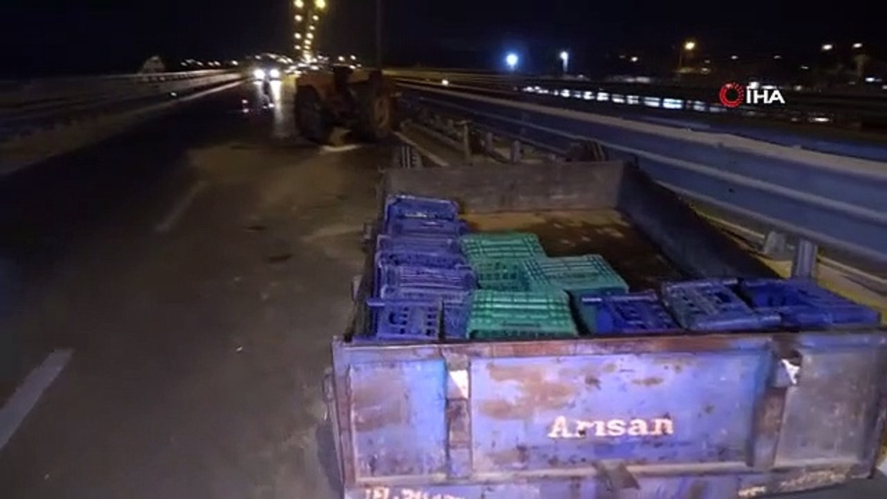 La voiture qui conduisait a percuté la remorque du tracteur.
