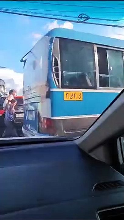 Niño es captado conduciendo 'rapidito'
