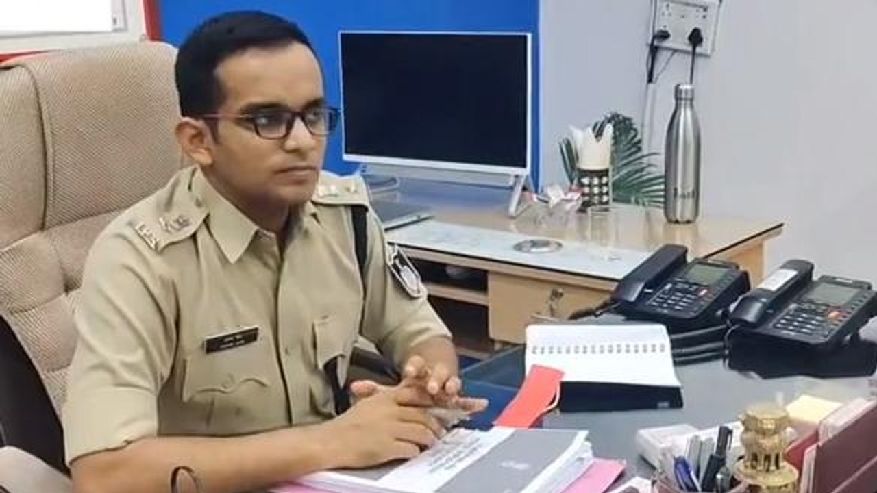 झाबुआ: साइबर अपराधों को लेकर पुलिस को मिली सफलता, SP ने की टीम की सराहना