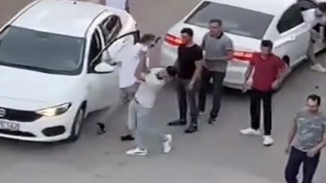 Trafik tartışmasında kavgayı ayırırken göğsünden bıçaklandı; olay anı kamerada