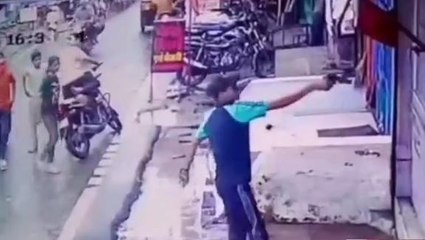 सागर: दो युवकों ने एक दुकान में की फायरिंग, LIVE वीडियो आया सामने