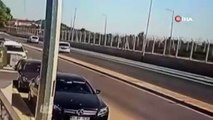 İzmir'de kontrolden çıkan araç polis aracına çarptı: 3’ü polis 5 yaralı