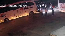 Burdur'da otobüs şoförü ve muavin yolcularla tartıştı, muavin plastik çekiçle yolculara böyle saldırdı