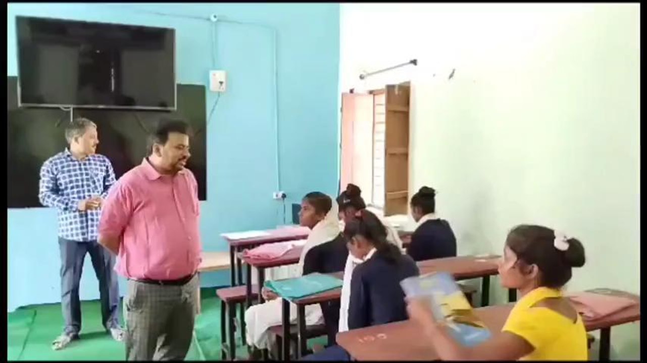 सिवान: बीडीओ ने शिक्षकों को लगाई फटकार, कहा- ऐसे में कैसी होगी पढ़ाई