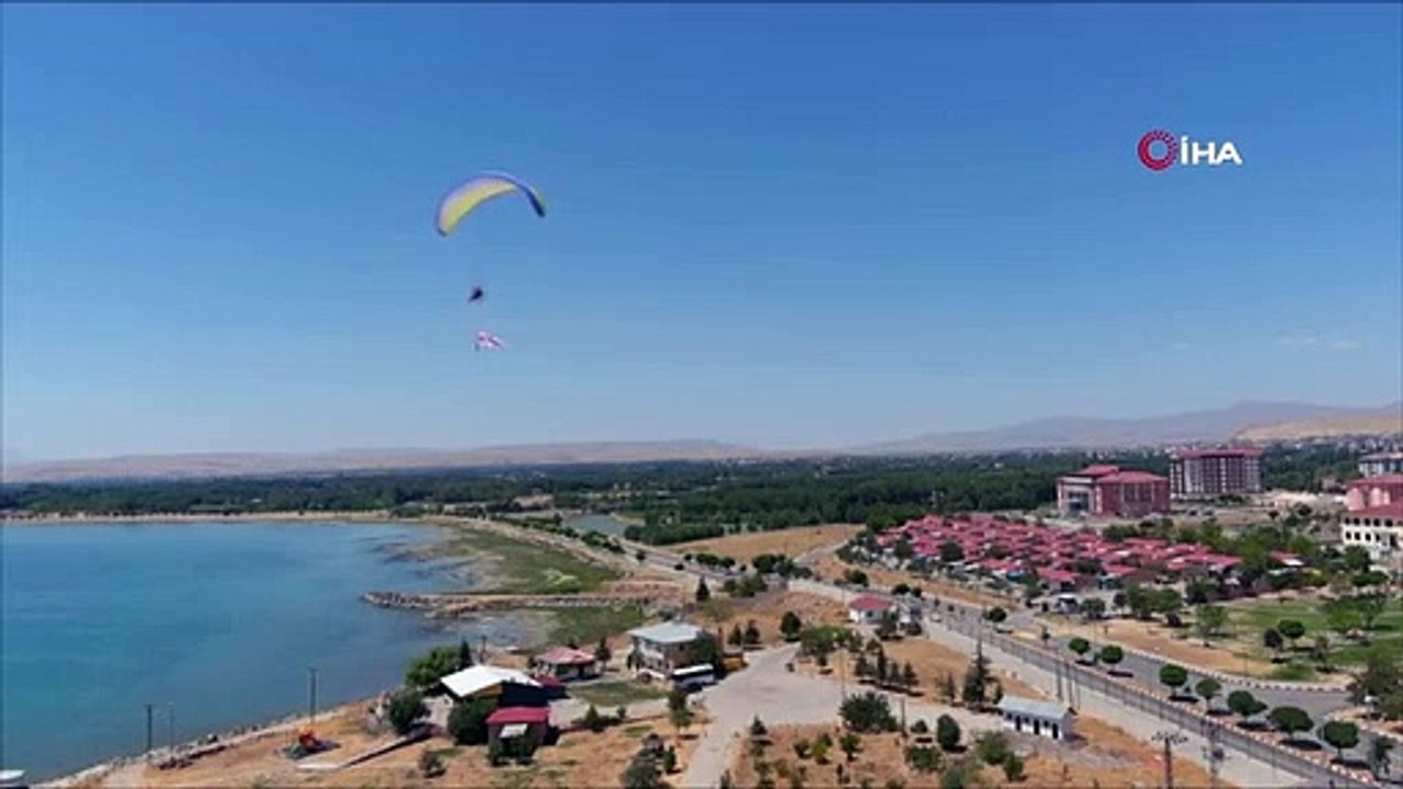 Yamaç paraşütü pilotu baba ve oğul Van Gölü semalarında 'Erciş il olsun' pankartı açtı