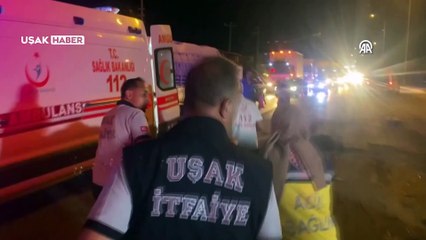 Uşak'ta otomobil ile tırın çarpışması sonucu 3 kişi yaralandı
