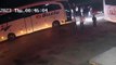 À Burdur, le chauffeur de bus et l'assistant se sont disputés avec les passagers, l'assistant a attaqué les passagers avec un marteau en plastique.