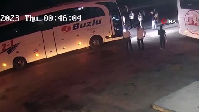 À Burdur, le chauffeur de bus et l'assistant se sont disputés avec les passagers, l'assistant a attaqué les passagers avec un marteau en plastique.