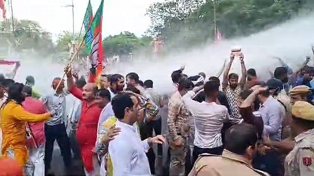 कांग्रेस नेताओं पर पुलिस ने चलाई वाटर कैनन, मची अफरा-तफरी
