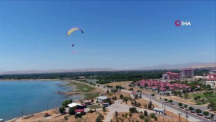 Le père et le fils d'un pilote de parapente ont déployé la bannière de la "province d'Erciş" dans le ciel du lac de Van