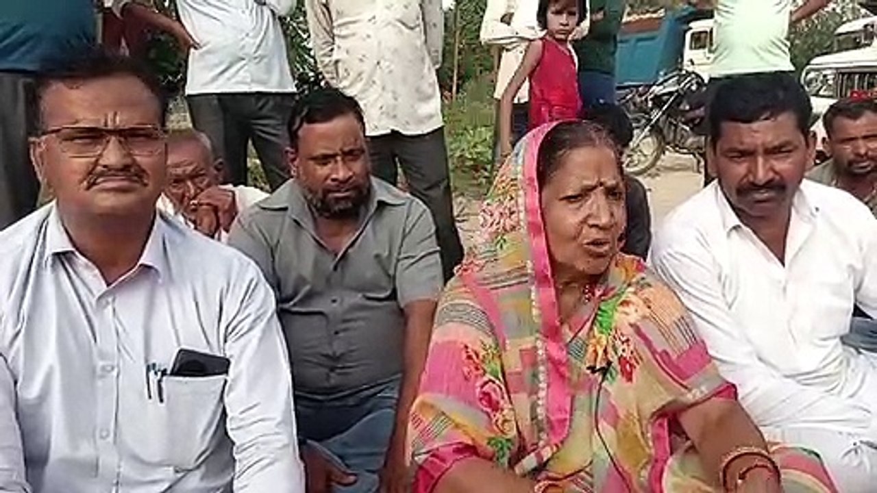 नियमों को ताक पर रखकर चल रहे स्टोन क्रेशर के खिलाफ ग्रामीणों का  प्रदर्शन