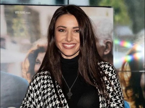 Pourquoi montrer ses fesses ? : Delphine Wespiser partage une photo en bikini et divise les inte