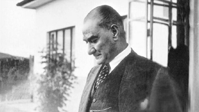 Yapay zeka ile Mustafa Kemal Atatürk'e çok sevdiği Fikrimin İnce Gülü türküsü söyletildi