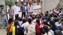 फूटा गुस्सा: विद्यालय के गेट पर ताला जड़ किया प्रदर्शन