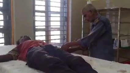 देखिए तेजस्वी जी आपके स्वास्थ्य व्यवस्था का हाल, अब डाक्टर के बदले यहां गार्ड लगाते है सुई