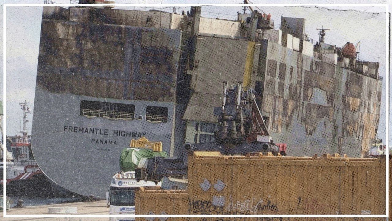 Ausgebrannter Autofrachter in Hafen an der Emsmündung gebracht