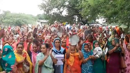 थाली बजाकर किया प्रदर्शन