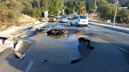 Video herunterladen: Su isale hattı yine patladı, sokaklar göl oldu