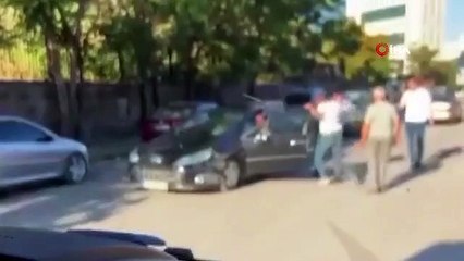 Trafikte Tekmeli Yumruklu Kavga Kamerada