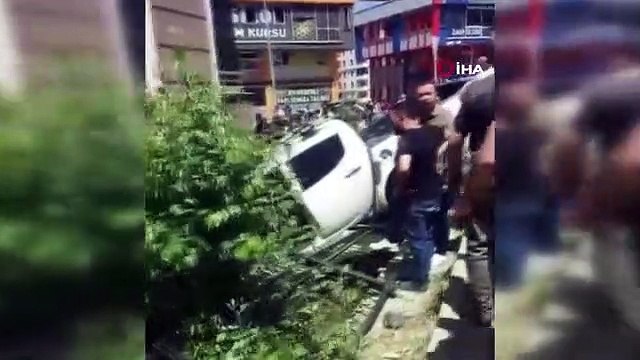 Hızını alamayan araç evin bahçesine uçtu