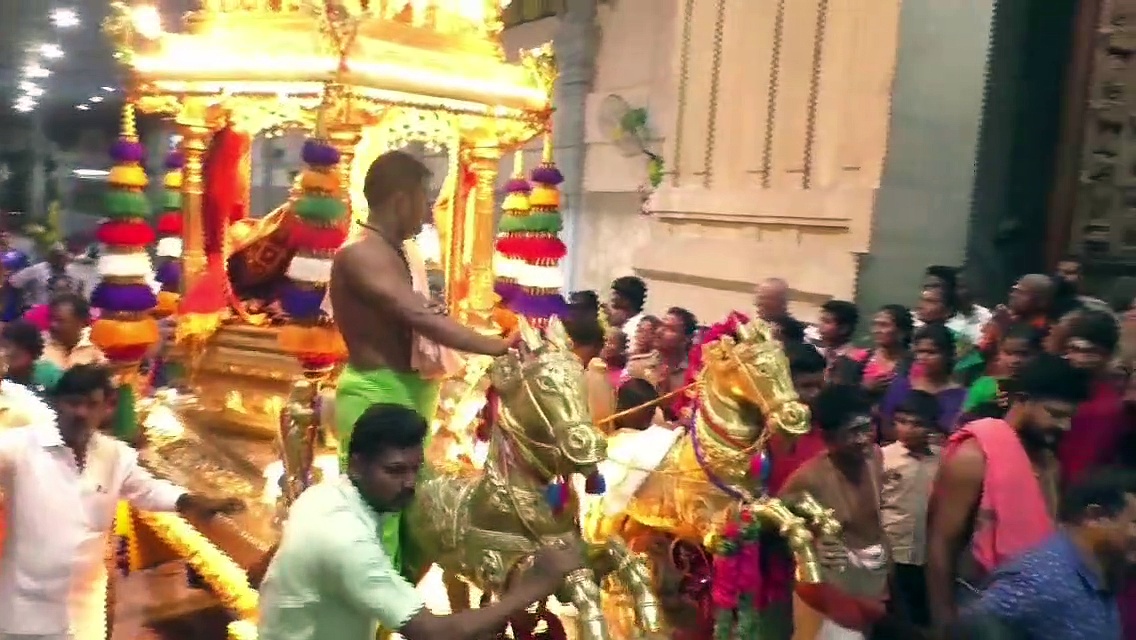 உலகபுகழ் பெற்ற சமயபுரம் மாரியம்மன் கோவிலில் தங்க தேரோட்டம்; ஆயிரக்கணக்கான பக்தர்கள் பங்கேற்பு