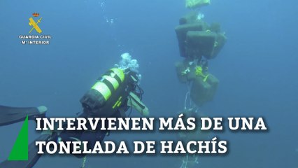 Intervienen más de una tonelada de hachís fondeada en la costa de Almería