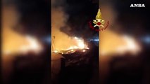 Incendio a Roma, a fuoco rifiuti e baracche in una discarica abusiva: pompieri al lavoro