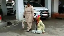 मिर्ज़ापुर: पीएम आवास के लिए अधिकारियों के चक्कर लगा रही दिव्यांग महिला